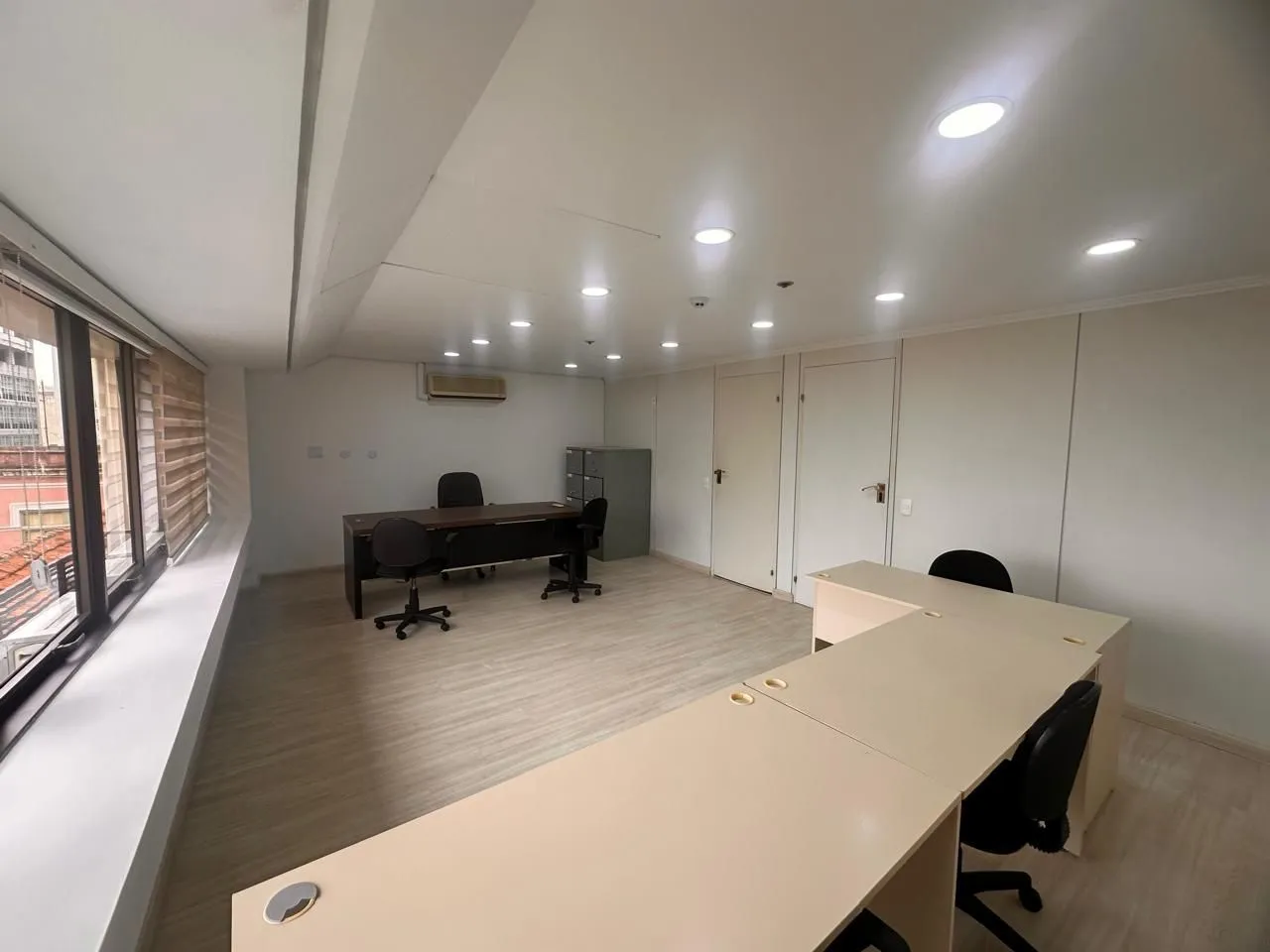 Imagem Belíssima Sala Comercial no Centro Histórico de Porto Alegre.