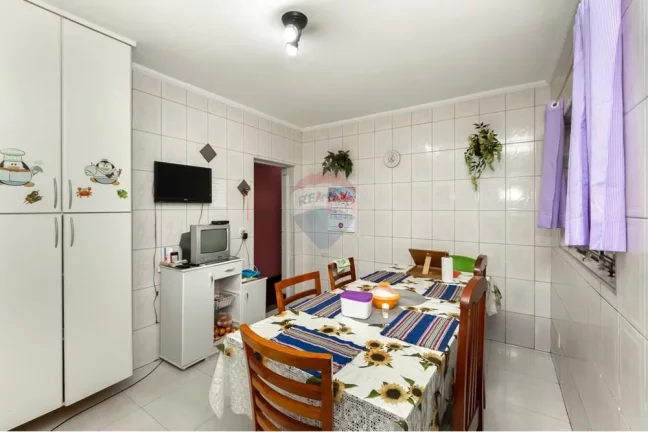 Imagem Casa bem localizada com 4 dormitórios, 2 vagas de garagem.