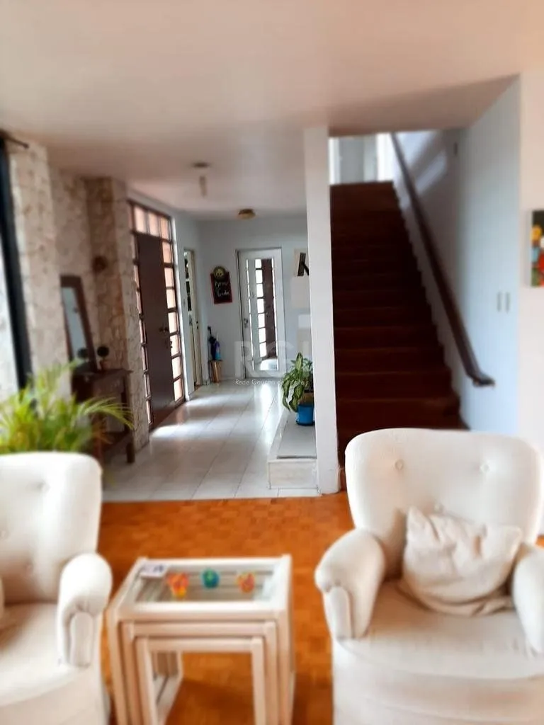 Imagem Vende casa com 05 quartos e garagem para 5 carros.