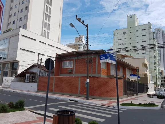 Imagem Casa com 7 dormitórios no centro de Balneário Camboriú.