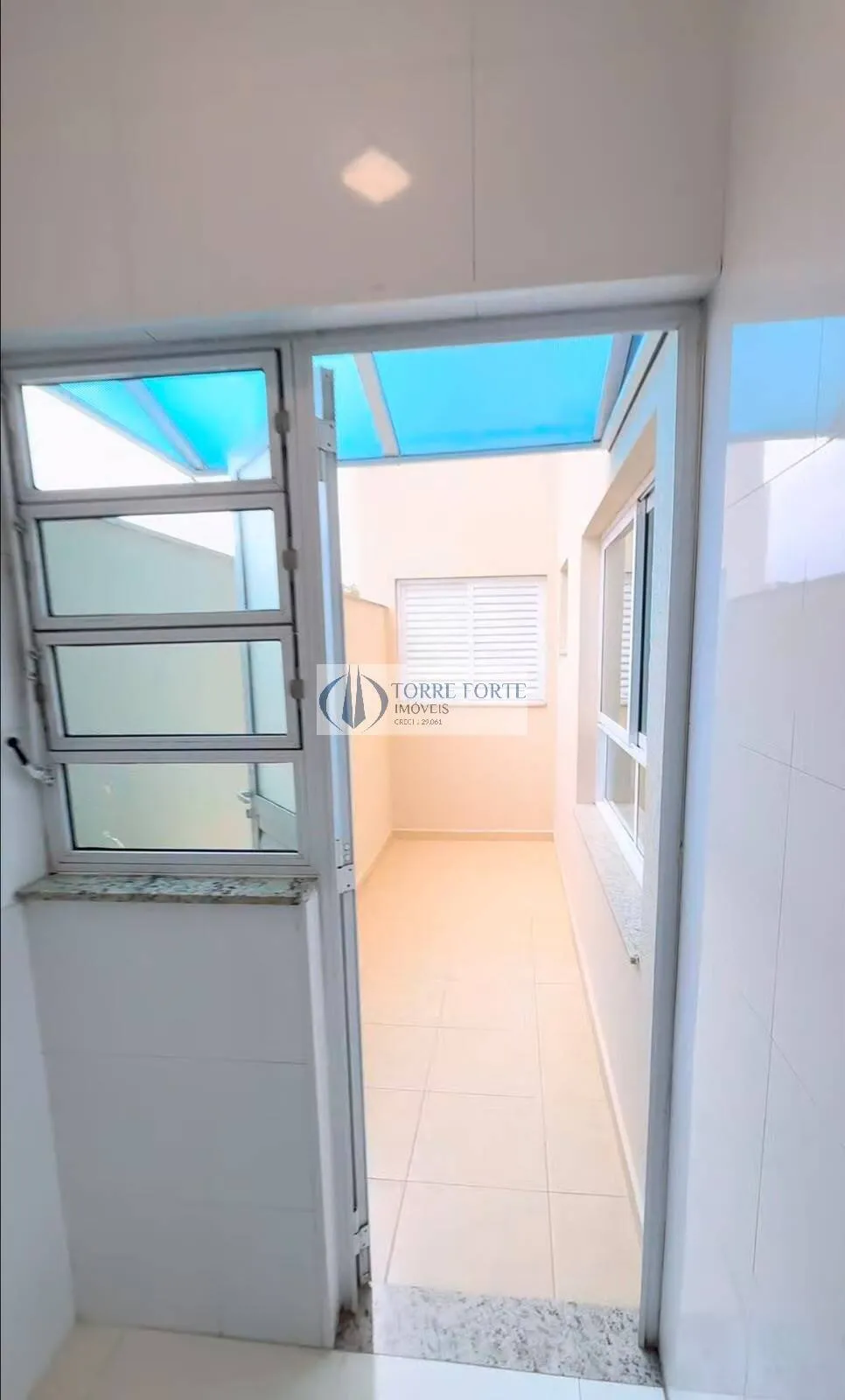 Imagem Lindo apartamento amplo, 2 dormitórios (1 suíte), 1 vaga , quintal privado.