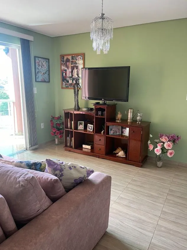 Imagem Vendo uma excelente casa em Crucilância/MG ( Valor 500.000,00 )