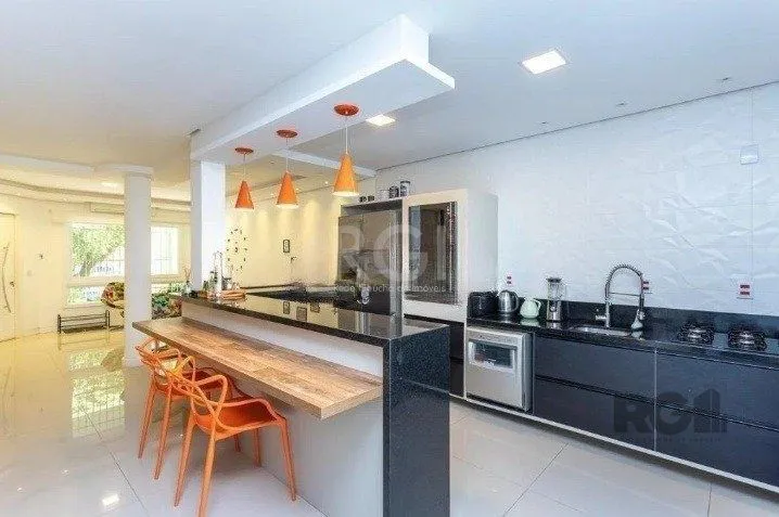 Imagem Casa com 03 dormitórios, 01 suíte, pátio, terraço com churrasqueira e vaga de garagem para 03 carros no bairro Ipanema