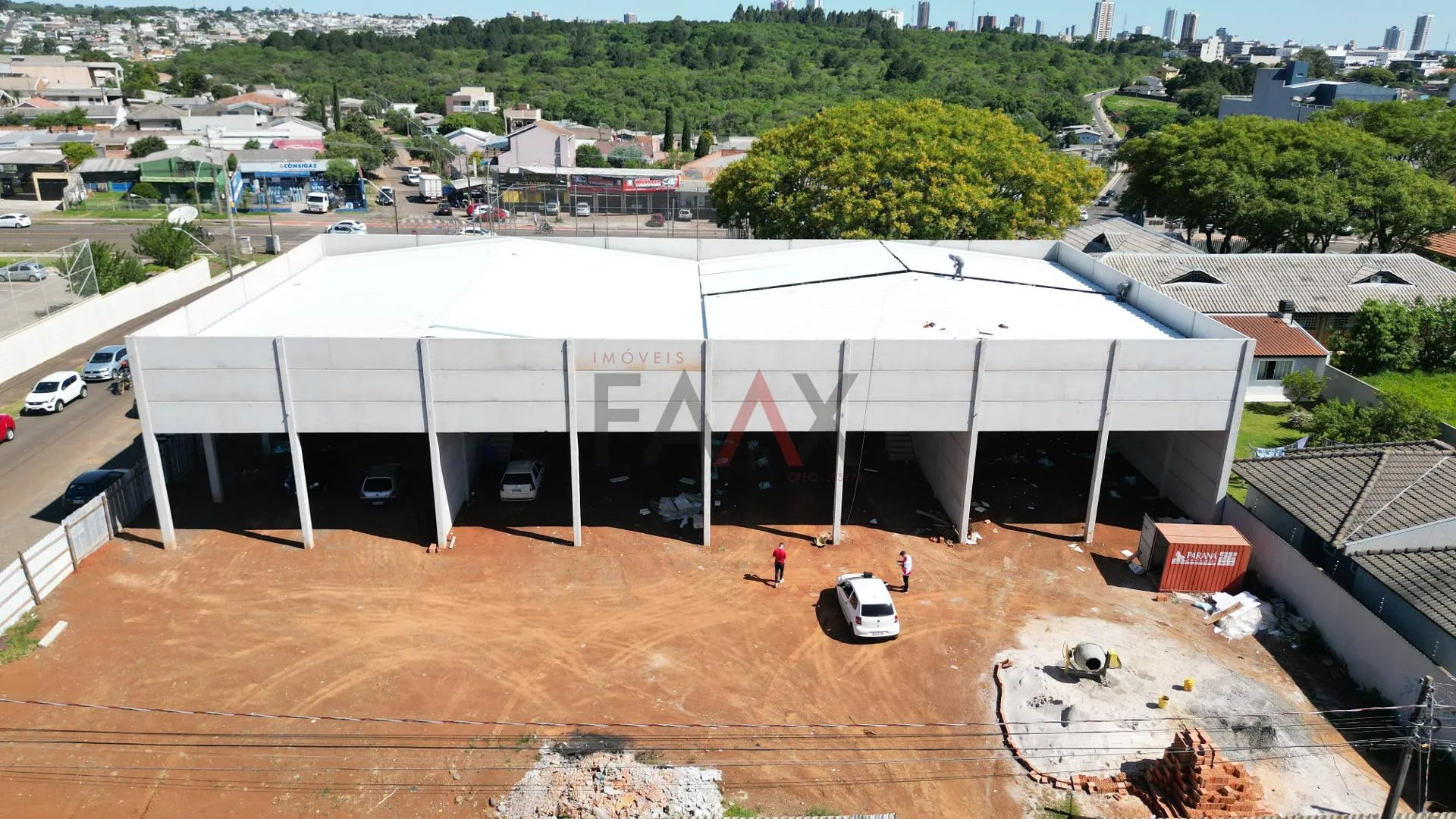 Imagem Sala comercial no Bonsucesso com amplo espaço de estacionamento sala tendo 300m