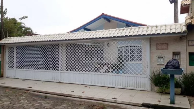 Imagem CASA COM 5 DORMITORIOS PERTINHO DA PRAIA