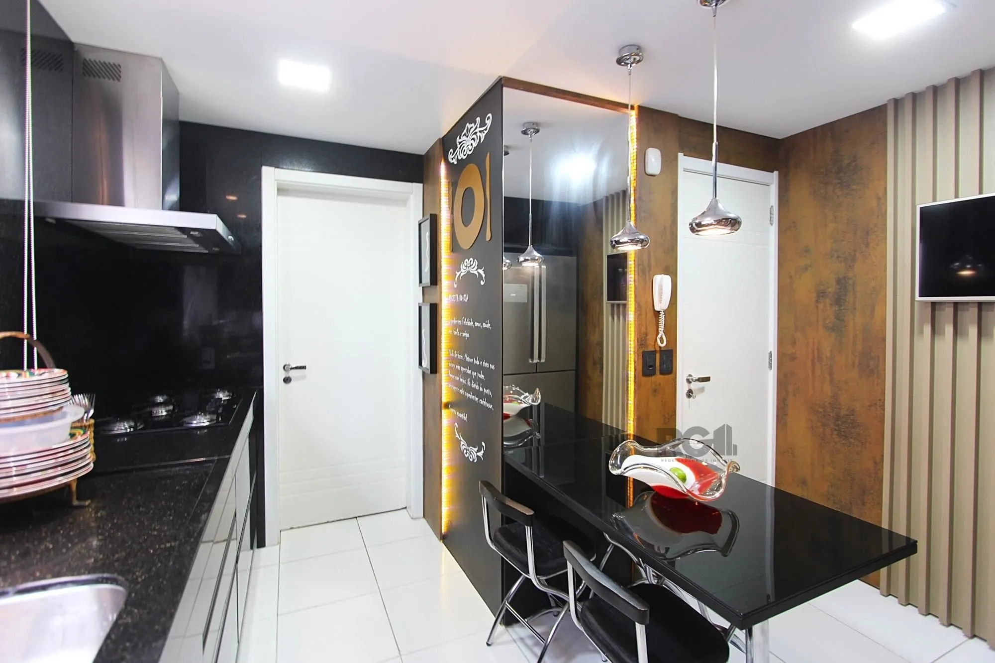 Imagem apartamento de 3 dormitórios, com 3 suítes no bairro Menino Deus