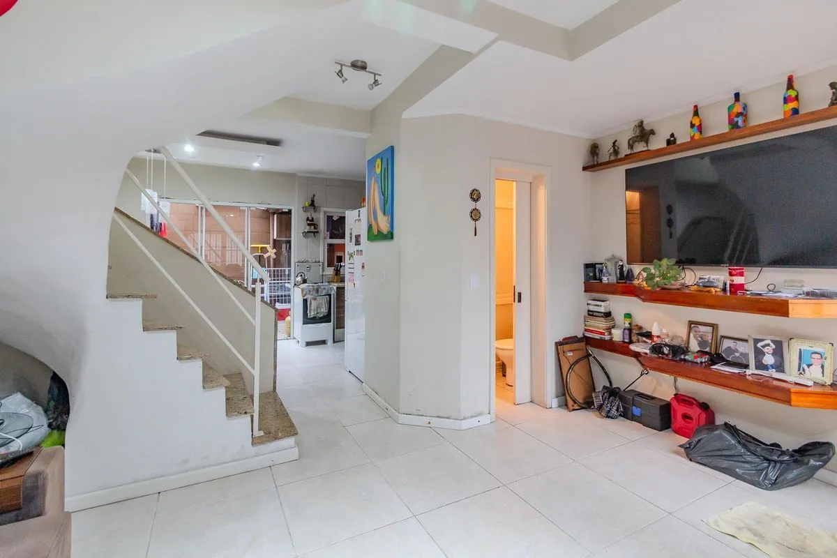 Imagem Casa de condomínio, 3 dormitórios, 1 suíte e 2 vagas cobertas no bairro Teresópolis.