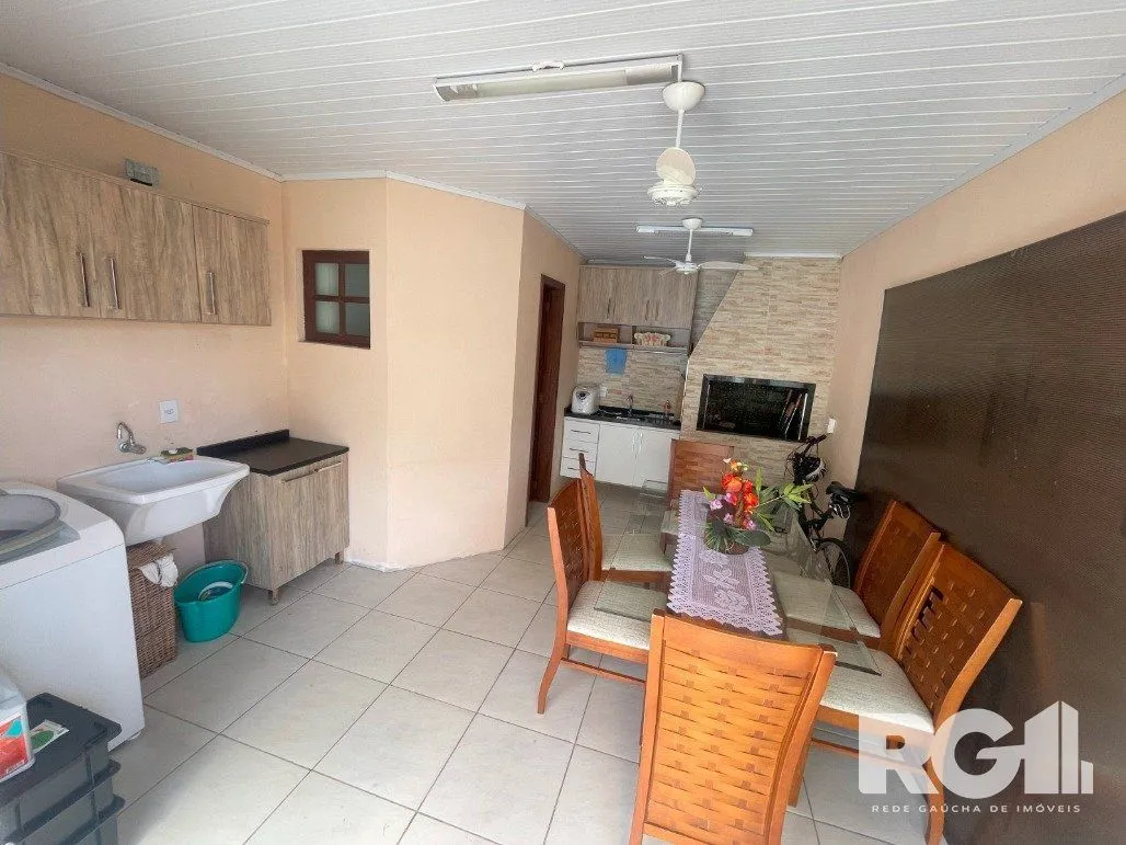 Imagem Bela casa três dormitórios localizada nos altos do bairro Guarujá