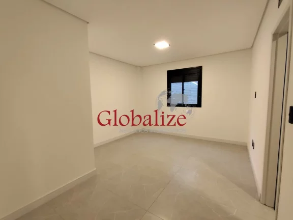 Imagem Casa sobreposta alta à venda com 280m², 3 suites, quadra da praia por R$1.940.000,00 no Embaré em Santos