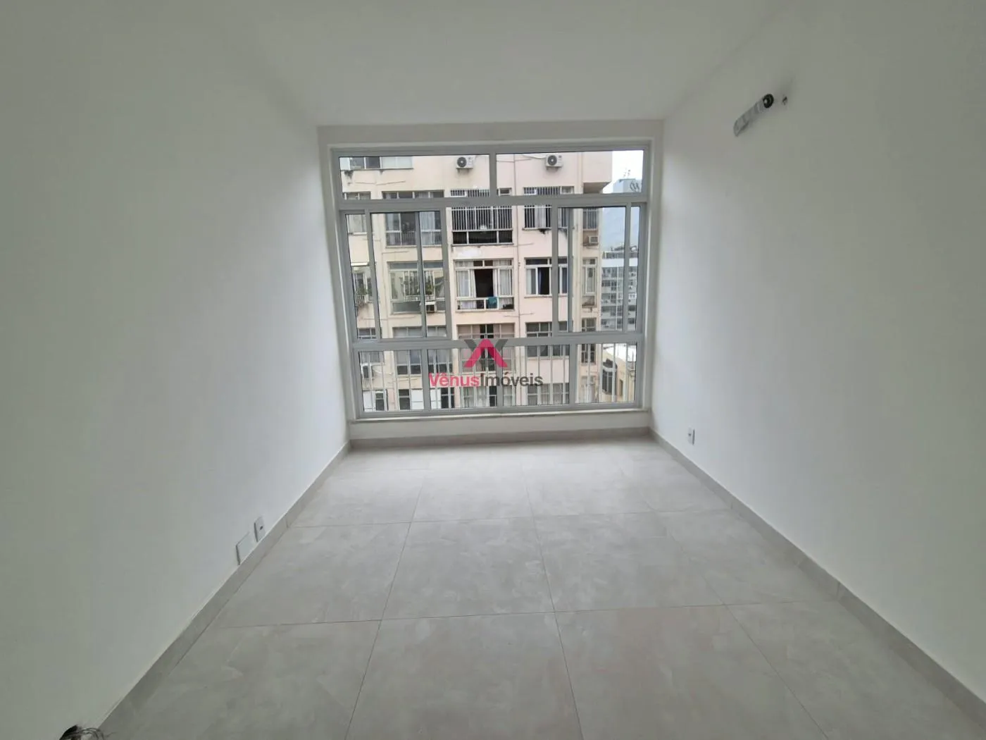 Foto do imóvel Apartamento para Venda em Rio de Janeiro, Leme, 2 dormitórios, 1 banheiro, 1 vaga em Rua Roberto Dias Lópes