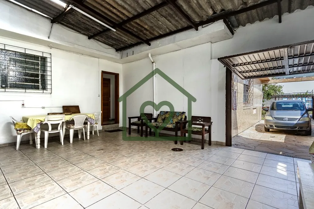 Imagem Descubra seu novo lar nesta encantadora casa localizada em Porto Alegre, situada na calma e segura R...