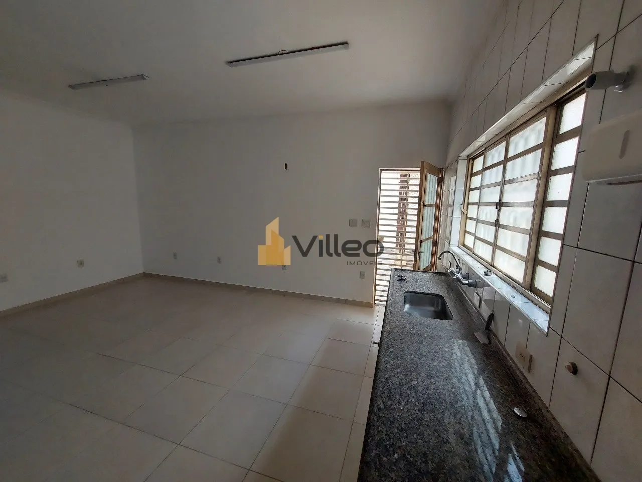 Imagem Localizada na Avenida Doutor Ulisses Guimarães, 2020 - Jardim Santo André 2, esta ampla casa comer...