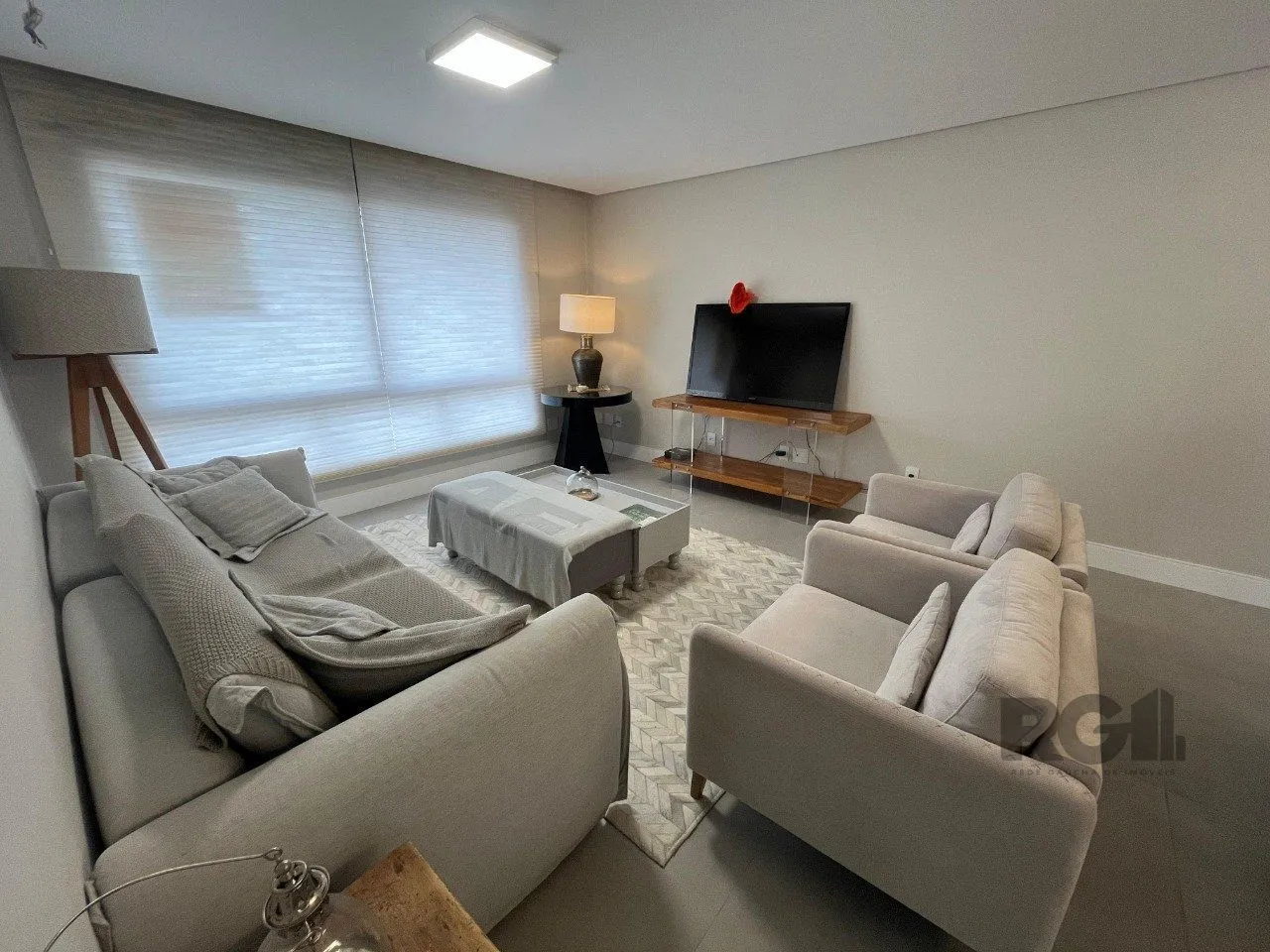 Imagem Apartamento de três quartos, suíte e uma vaga de garagem no bairro Independência em Porto Alegre.