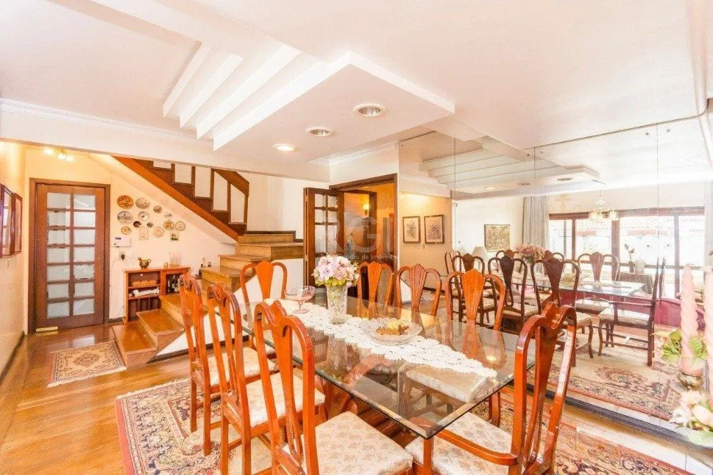 Imagem Casa de 333m² com 4 dormitórios, pátio com piscina, espaço gourmet com churrasqueira e 4 vaga de garagem no bairro Passo da Areia