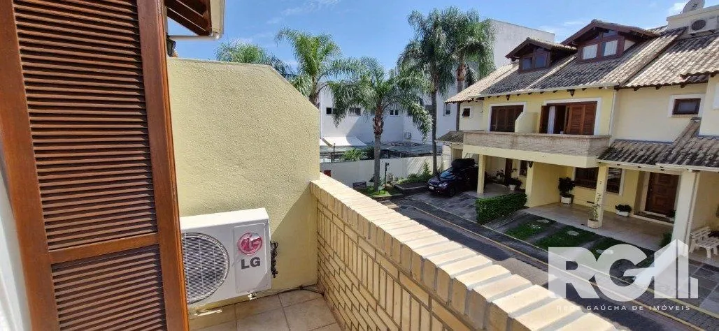 Imagem Sobrado com três dormitórios no Condoínio Residência Jardim Verde Ipanema.