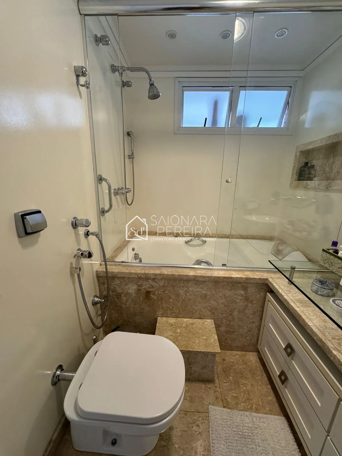 Imagem APARTAMENTO 4 DORMITÓRIOS SENDO 3 SUÍTES - CENTRO - FLORIANÓPOLIS