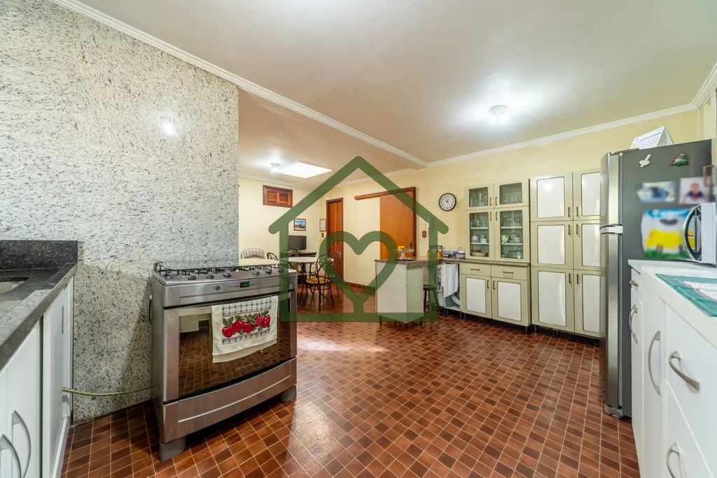 Imagem Casa Residencial com 3 pavimentos no bairro Sarandi com 290m² distribuída da seguinte maneira: 2 l...