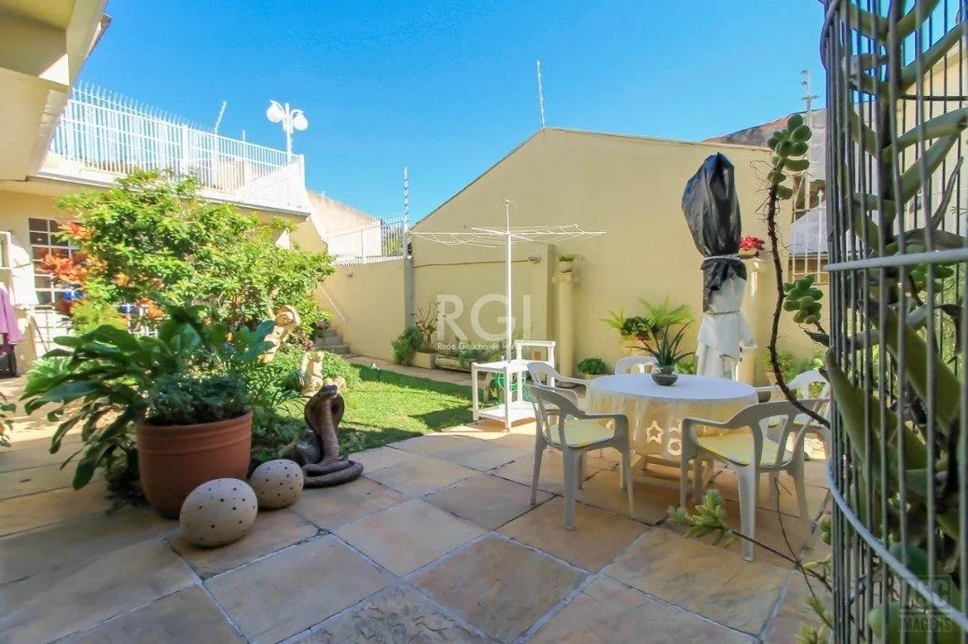 Imagem casa Living para 3 ambientes com lavabo, cozinha com pia e armários planejados