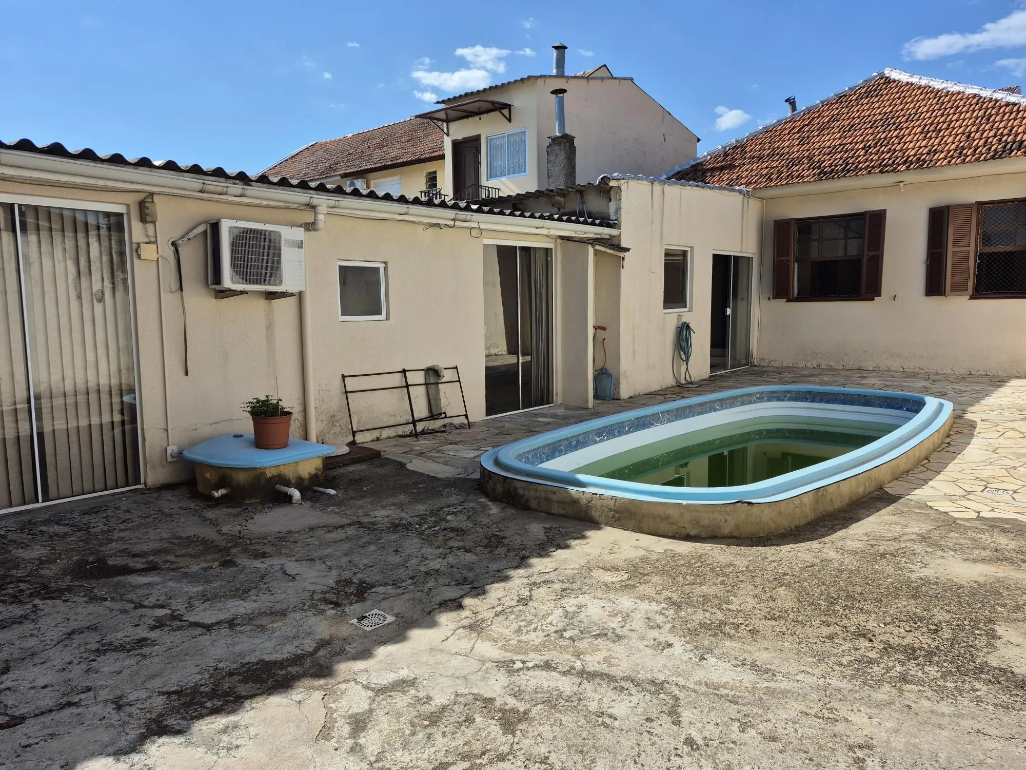 Imagem Casa Residencial de 4 Quartos com Piscina e Churrasqueira em Porto Alegre