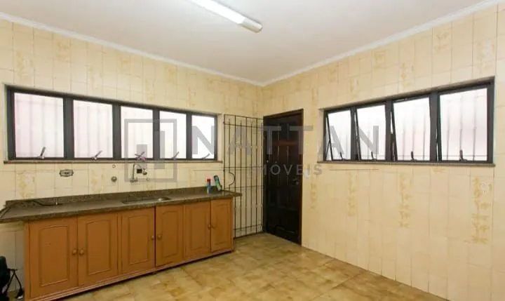 Imagem Casa à venda com 3 dormitórios, 4 banheiros, salão de festas e terreno de 208 m²