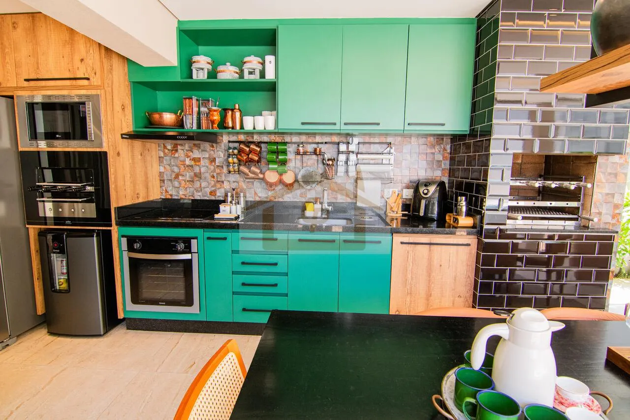 Imagem Casa de estilo Neo-Clássico recém-reformada e ampliada, 4 quartos sendo 2 suítes, 4 vagas
