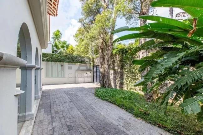 Imagem Casa de luxo no Jardim Paulista: 4 quartos, 3 suítes, 5 banheiros, 4 vagas. 400m² de área. Venda ou locação em SP.