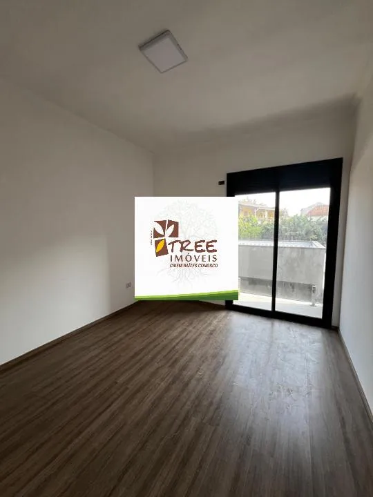 Imagem VENDA DE SOBRADO NO ARUJAMÉRICA, EM ARUJÁ/SP, 150m² com 3 quartos, suíte, sacada, sala ampla, copa, quintal, churrasqueira e 3 vagas. CONSULTE-NOS.