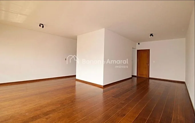 Imagem Viva com conforto e elegância neste amplo apartamento de 289m², ocupando andar inteiro, em uma das...