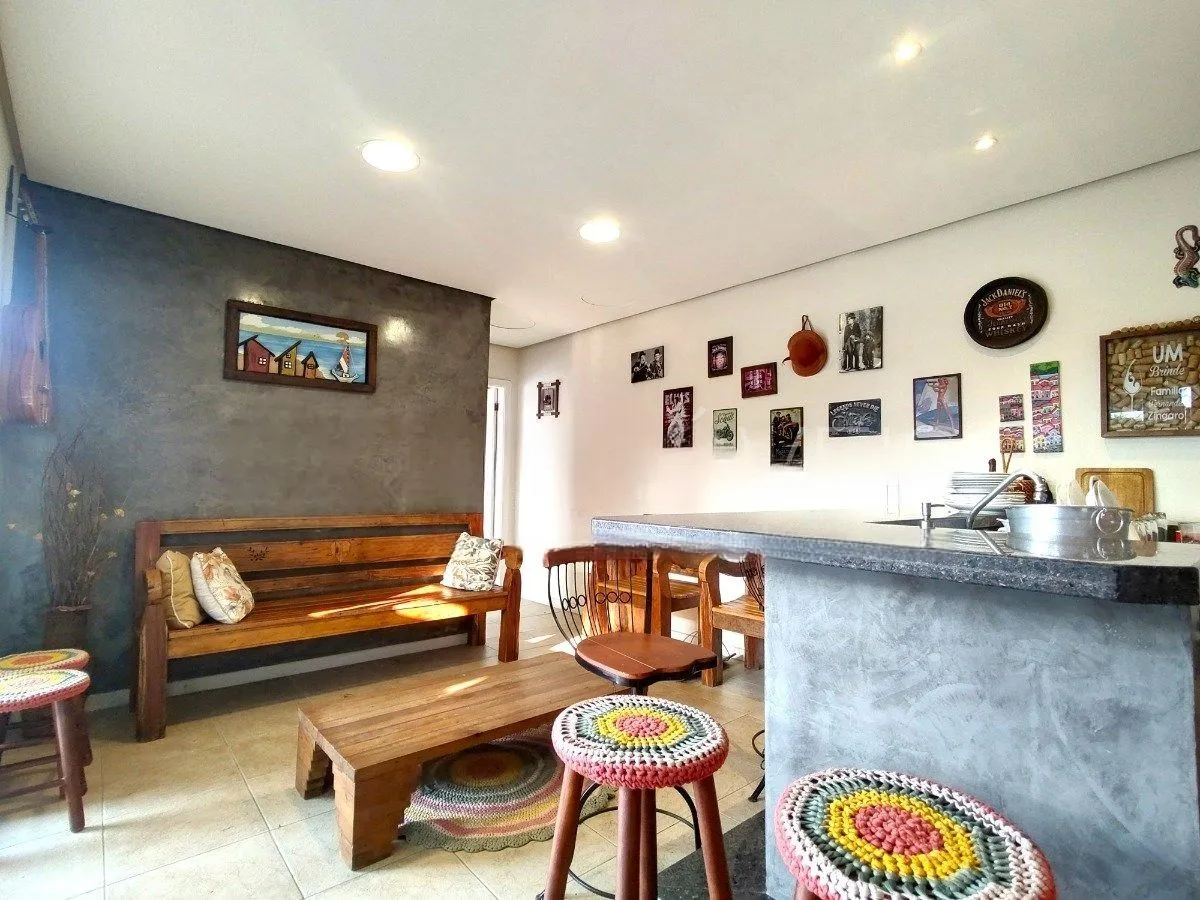 Imagem Casa com 4 dormitórios, espaço gourmet e terraço na Zona Norte de Porto Alegre