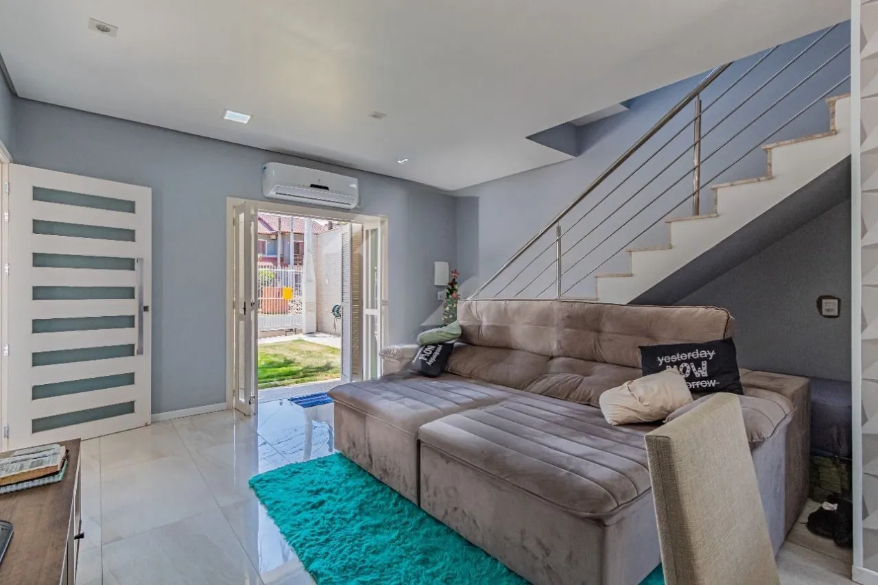 Imagem Casa com piscina e 3 quartos à venda em Cachoeirinha