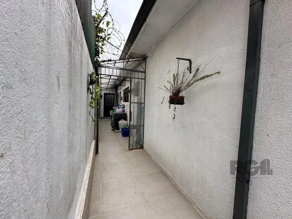 Imagem Vende-se ampla casa 3 quartos com hidro, 2 vagas, living com ladeira e salão de festas com churrasqueira - 260m² - Medianeira