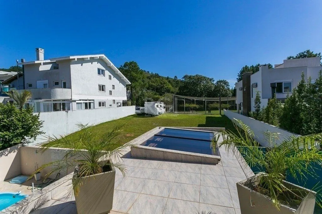 Imagem Excelente casa em condomínio com 3 suítes, piscina e 3 vagas de garagem