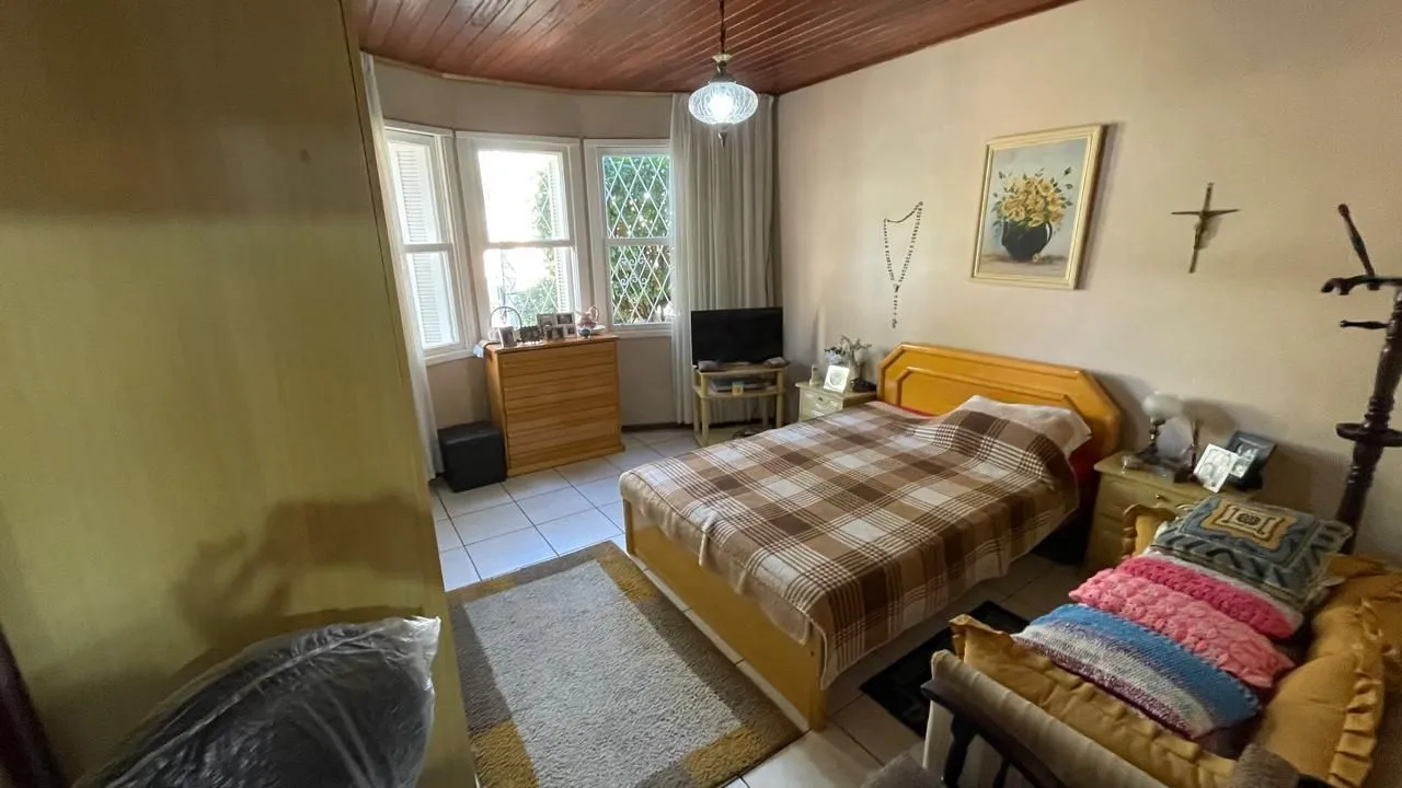 Imagem Casa com pátio com 3 dormitórios, 2 banheiros e 4 vagas.