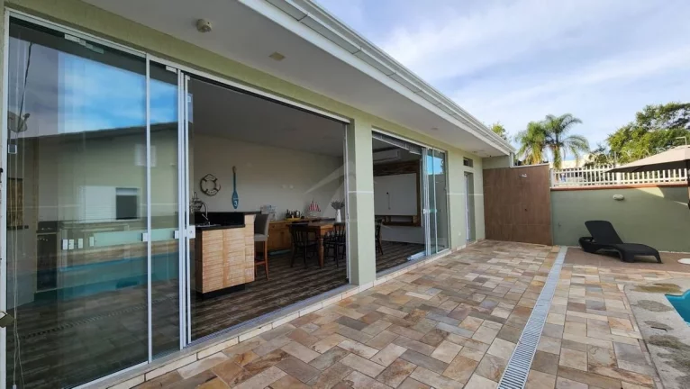 Imagem CASA COM PISCINA, 3 QUARTOS SENDO 1 SUÍTE, BAL MARILUZ