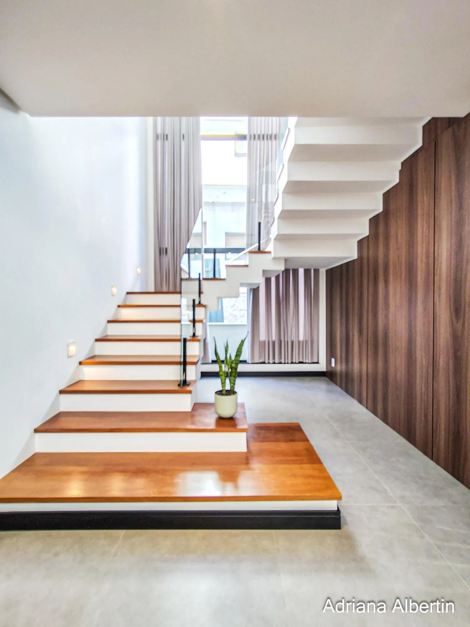 Imagem Casa com 345m², piscina e vista para o Guaiba
