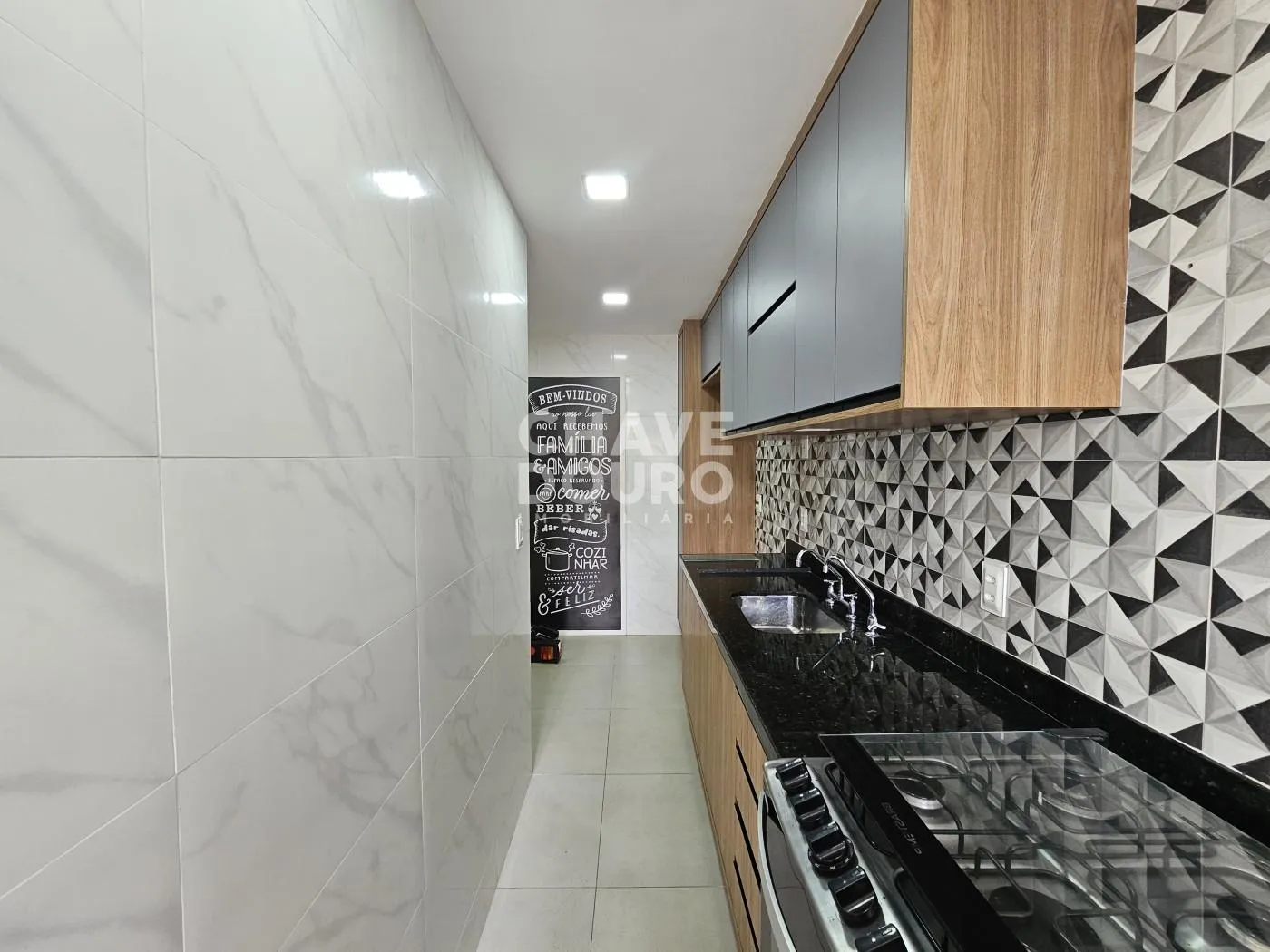 Imagem Apartamento de 2 quartos + dependência, varanda, 2 vagas e elevador.