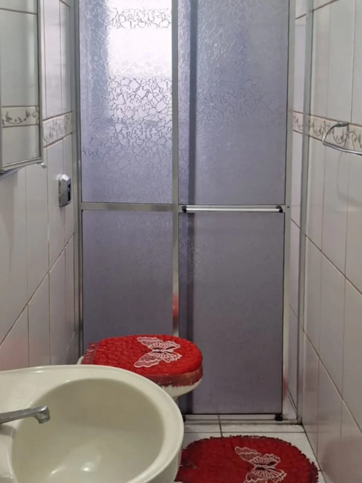 Imagem Casa no centro de Tramandaí com 3 dorm, 2 banh + edícula completa, garagem 2 carros com churrasqueira, próxima à Av. Fernandes Bastos.