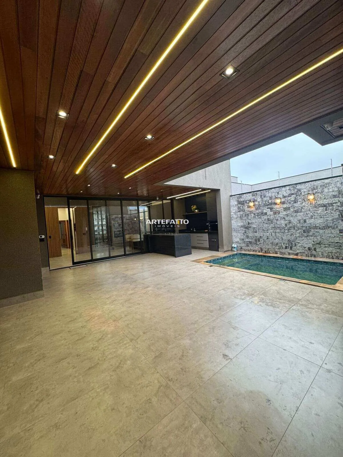 Foto do imóvel Linda residência a venda com piscina de porteira fechada no Primo Meneghetti 2