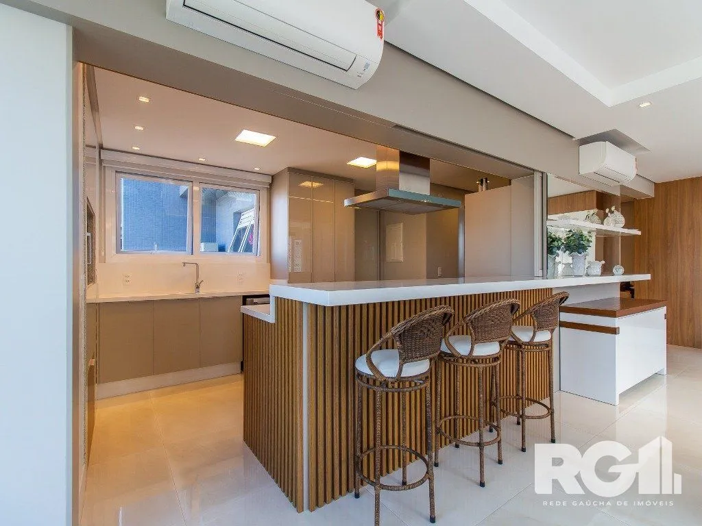 Imagem Belíssimo apartamento todo decorado por arquiteto. Apartamento com 170 m2, 3 suítes, sendo 1 suíte máster no bairro Petrópolis.