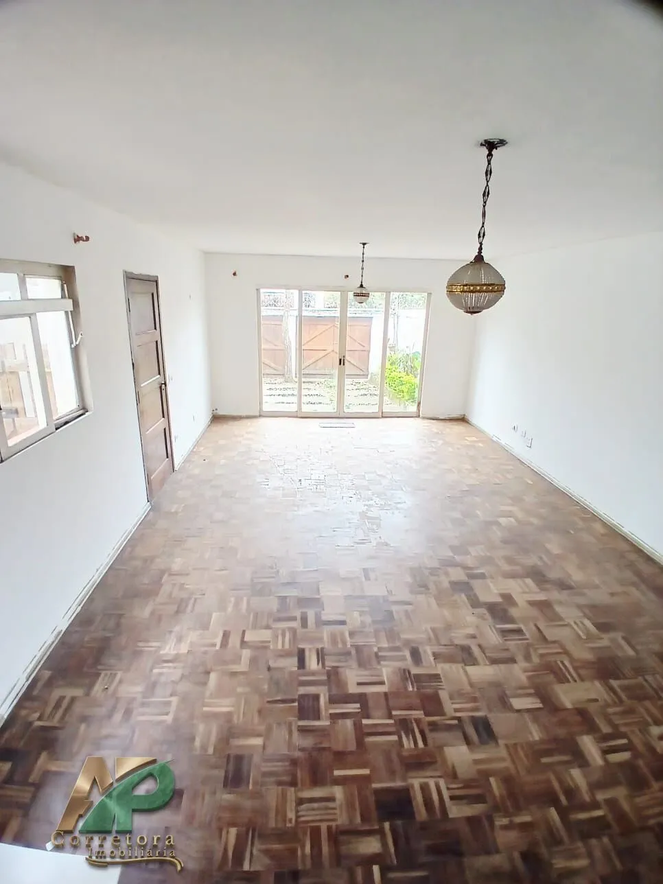 Imagem Casa à Venda em Santo Amaro: 3 Dorms (1 Suíte) + Edícula | Oportunidade Única!