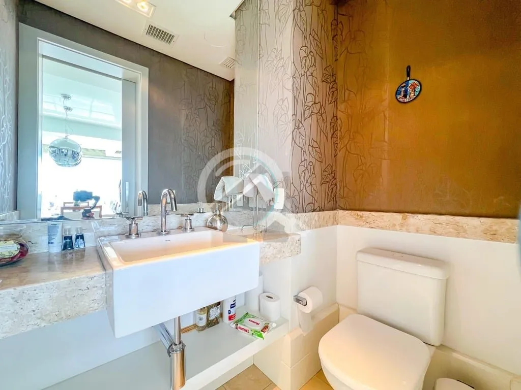 Imagem Apartamento semi mobiliado parte alta do bairro com vista! São 3 suítes todas com piso aquecidos (...