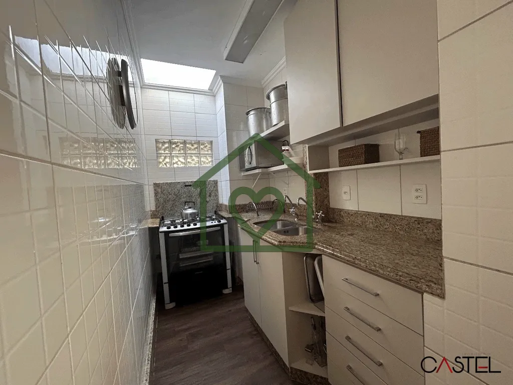 Imagem Apartamento reformado e desocupado à venda no bairro Menino Deus, em Porto Alegre. Originalmente co...