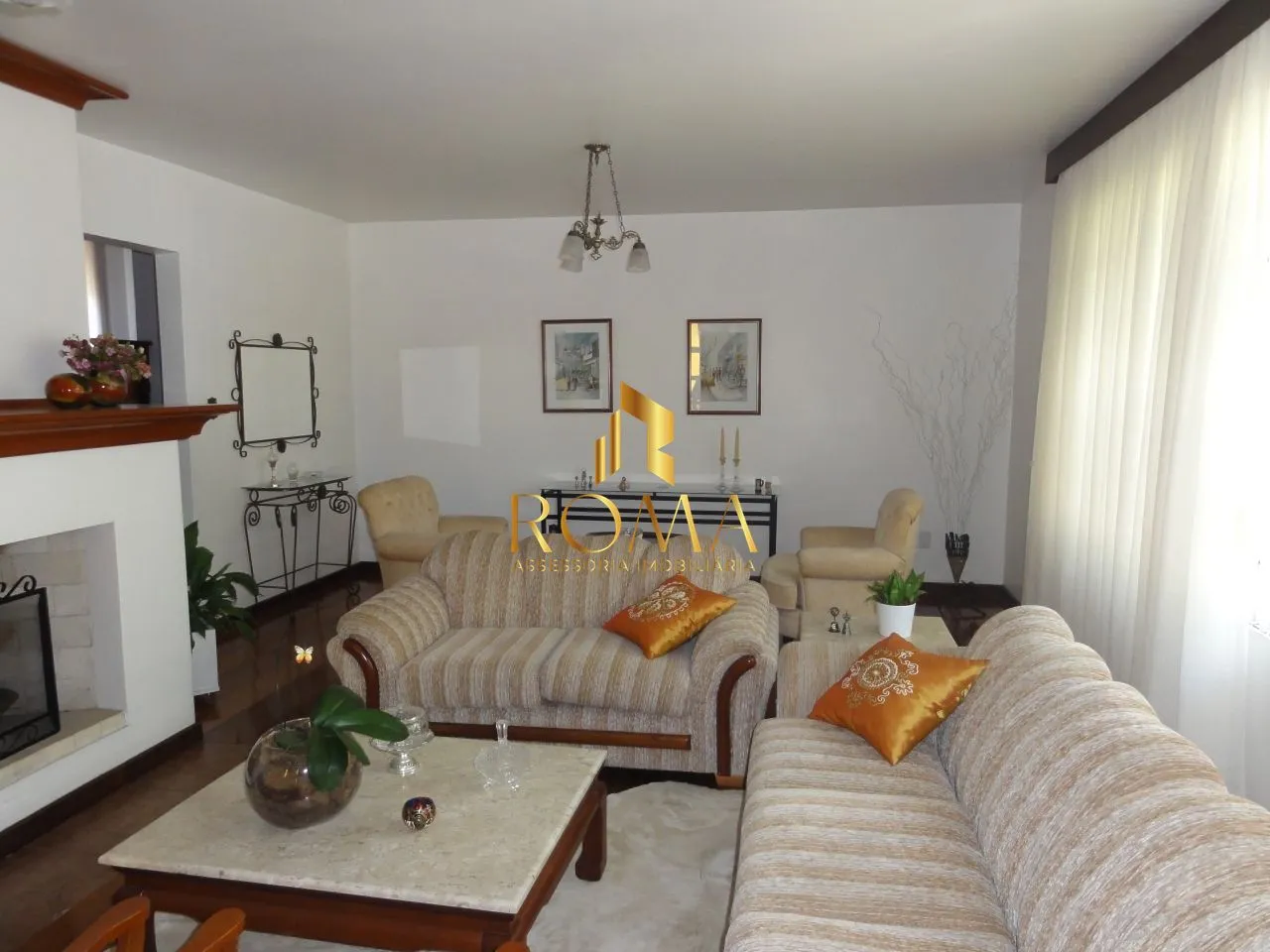 Imagem Casa à Venda no Centro de Santa Maria com 5 Dormitórios, Piscina e Salão de Fest