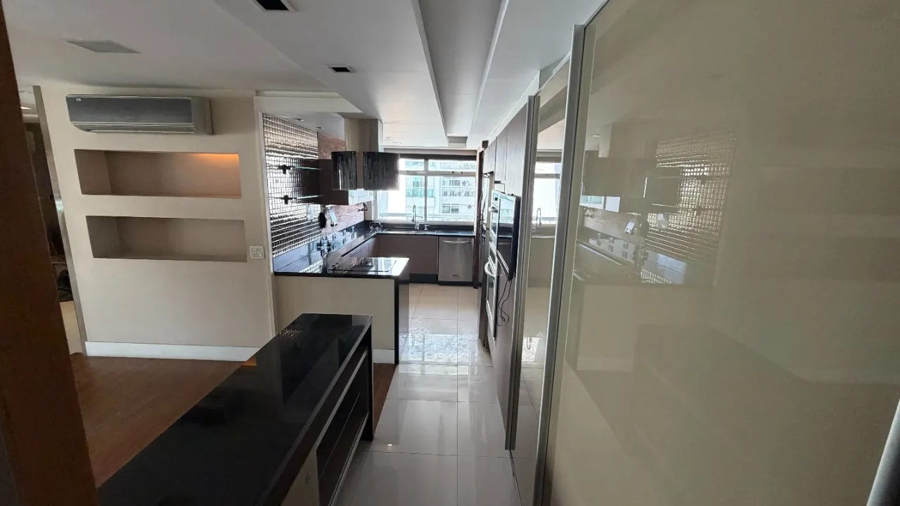 Imagem Excelente apartamento de frente à venda na Barra da Tijuca, dispondo de 157 m² de área construíd...
