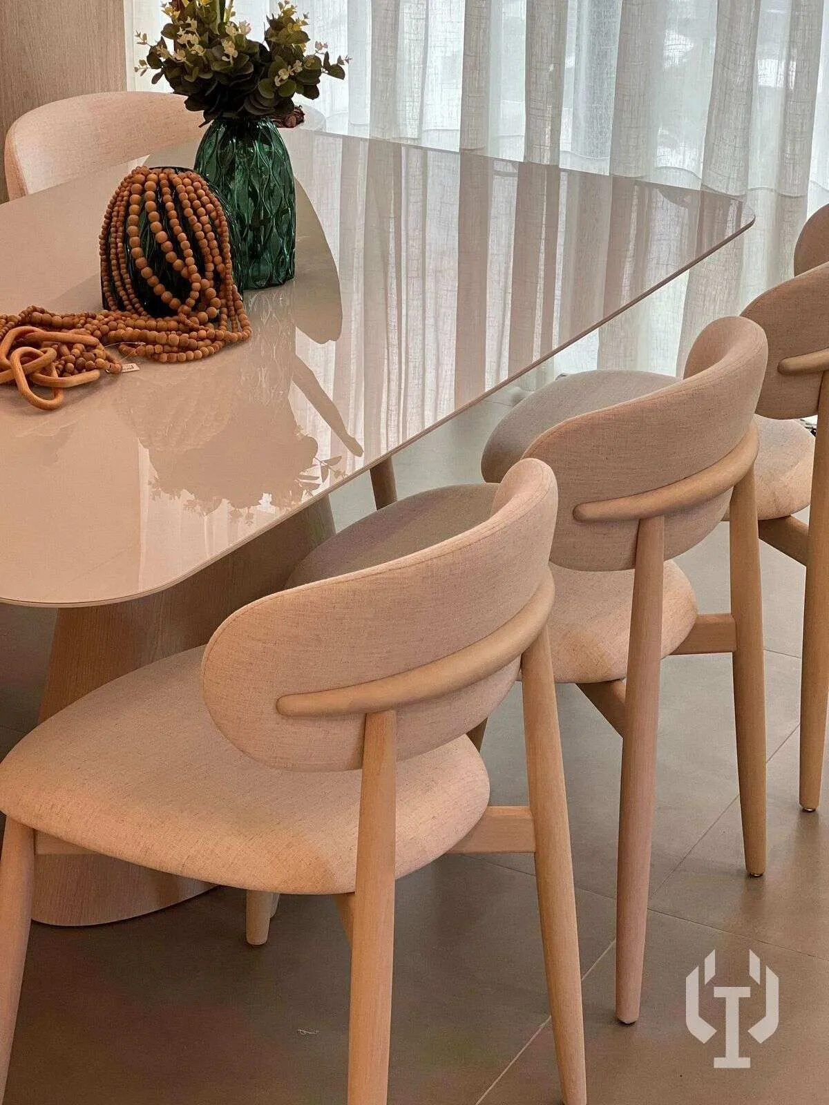 Imagem Showroom mobiliado e decorado com 3 suítes na Meia Praia