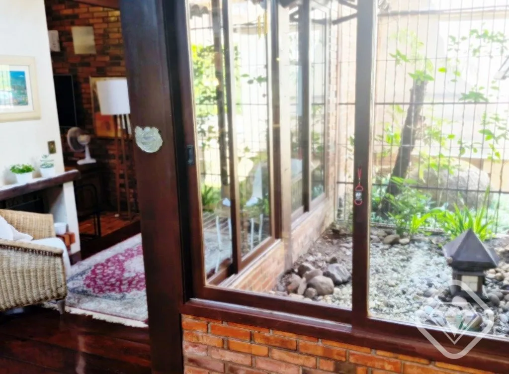 Imagem Casa em dois terrenos no bairro Guarujá, localizada em rua silenciosa, com excelente orientação s...