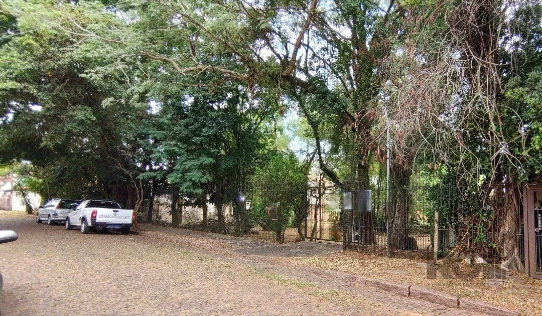 Imagem Terreno plano com 24,90m de frente, localizado no bairro Serraria.