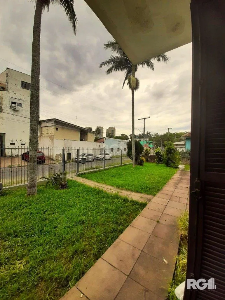 Imagem Casa com 351,60m2 de área construída em propriedade de 743m2 no Bairro Jardim Carvalho.