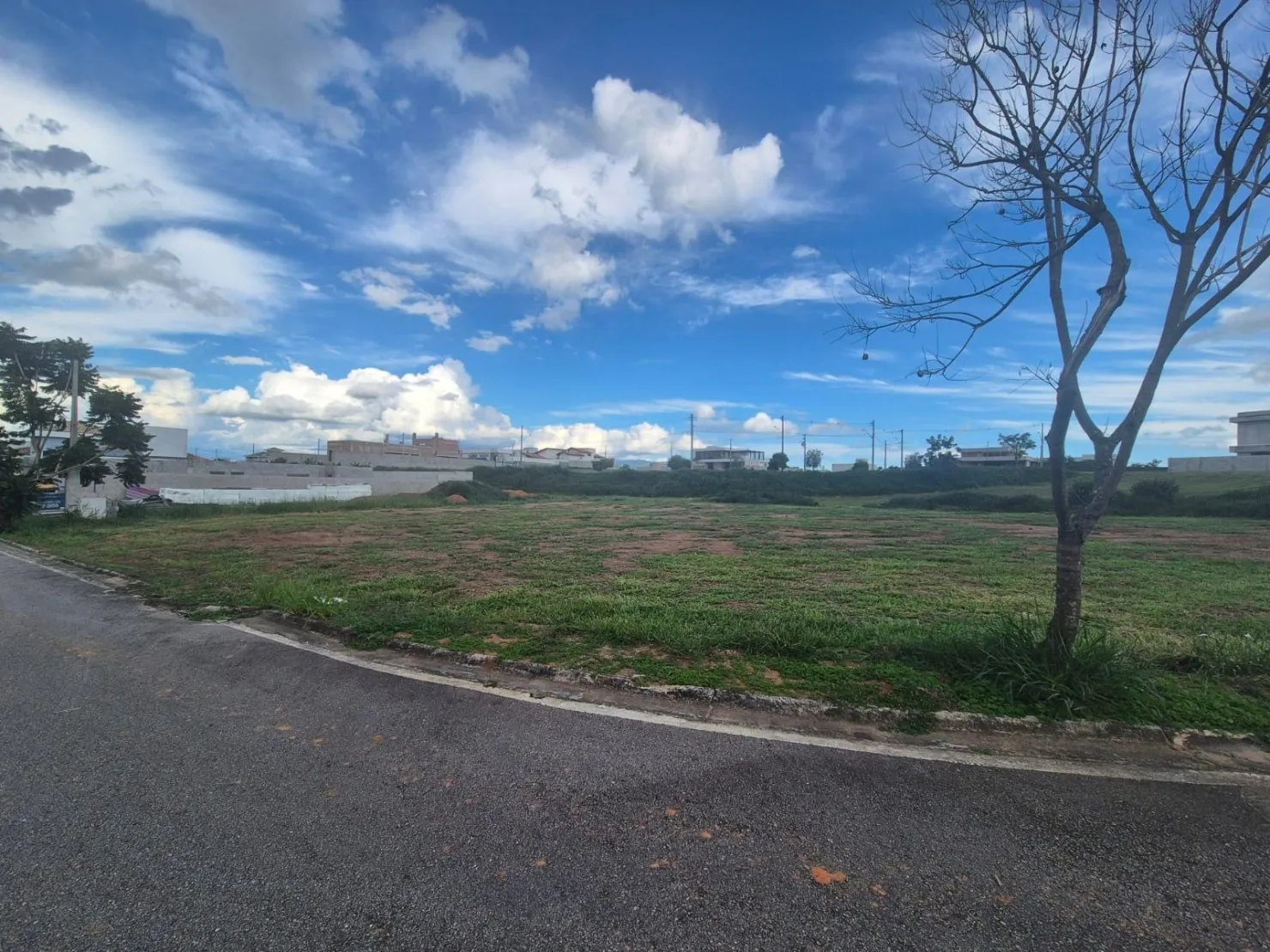 Imagem Terreno de Esquina no Condomínio Colonial Village 2, com 865m² em Localização Central e Imponente!