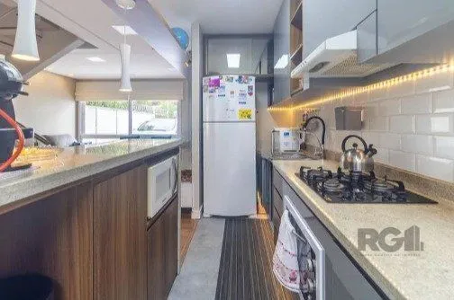 Imagem Casa impecável e mobiliada, com 3 niveis, possui 3 dormitórios sendo 1 suíte, 4 banheiros